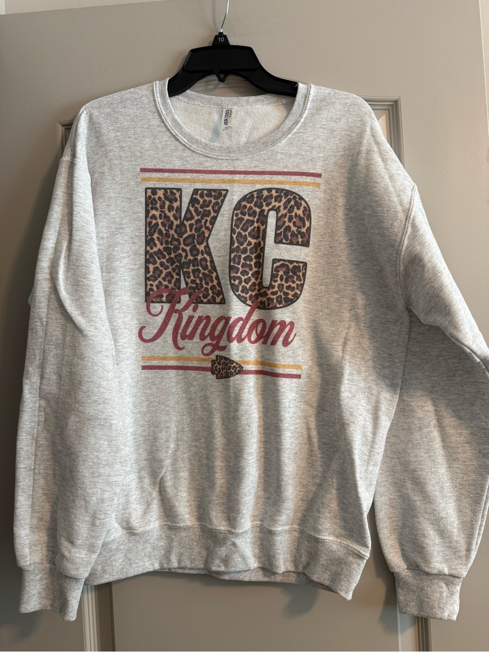 KC Chiefs Kingdom Leopard-Print Logo Crewneck Sweater - Light Gray